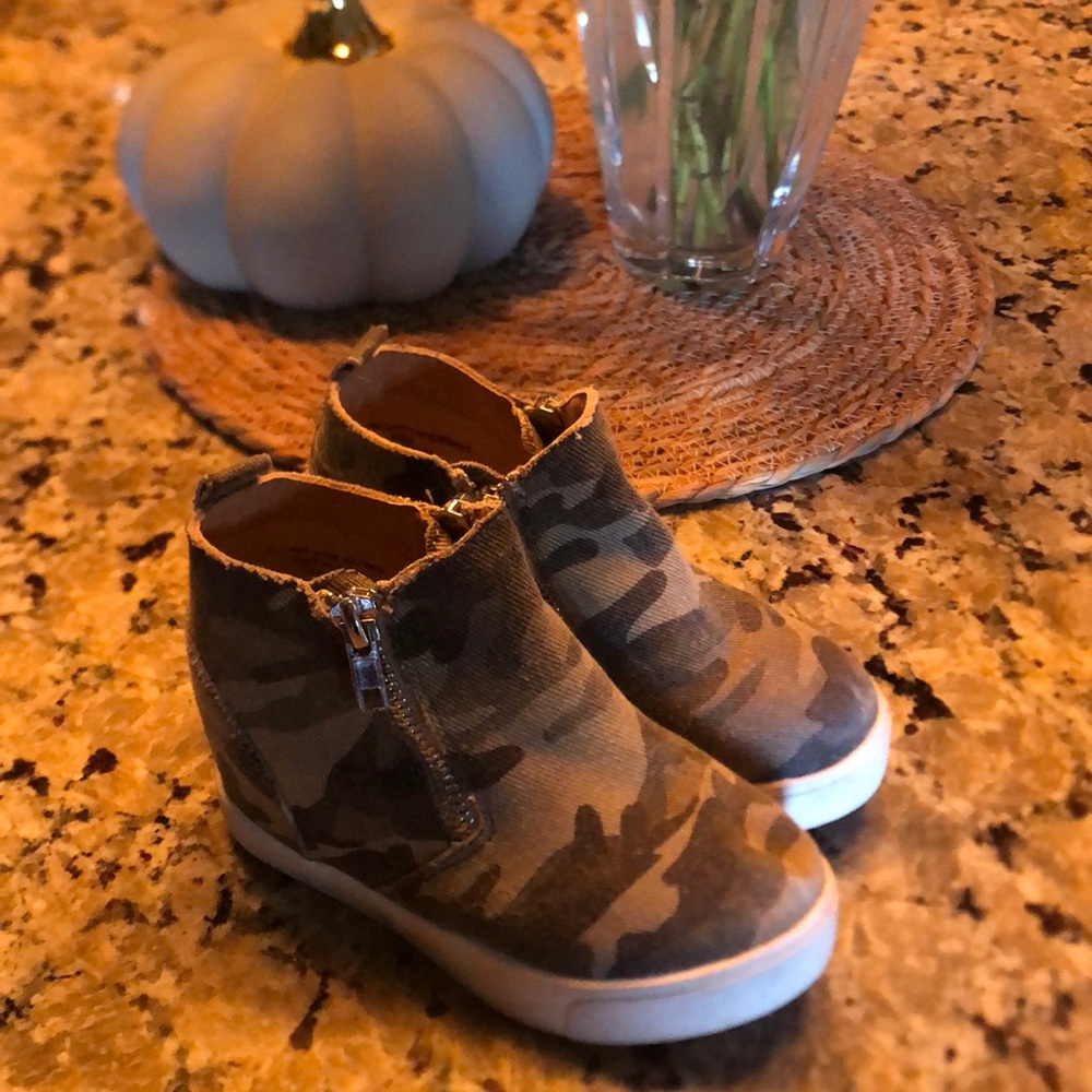 Camo Size 11 little kid wedges